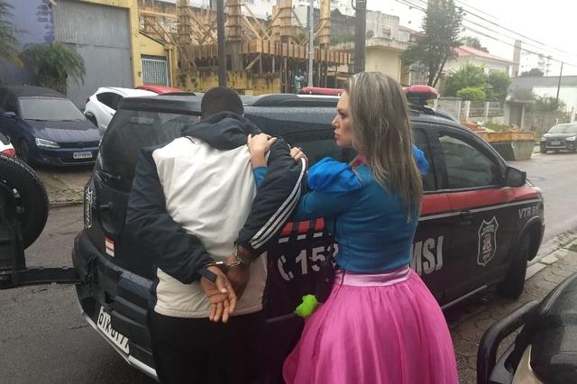 GCM efetua prisão vestida de princesa em Santa Catarina