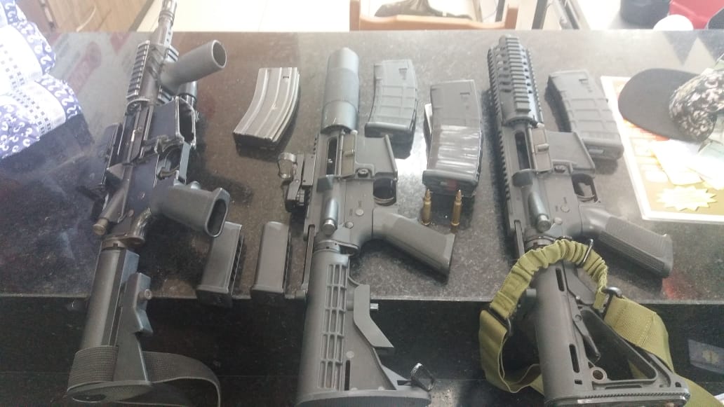 Três fuzis usados em roubo de carga e para fazer refens na rodovia régis bittencourt em são paulo