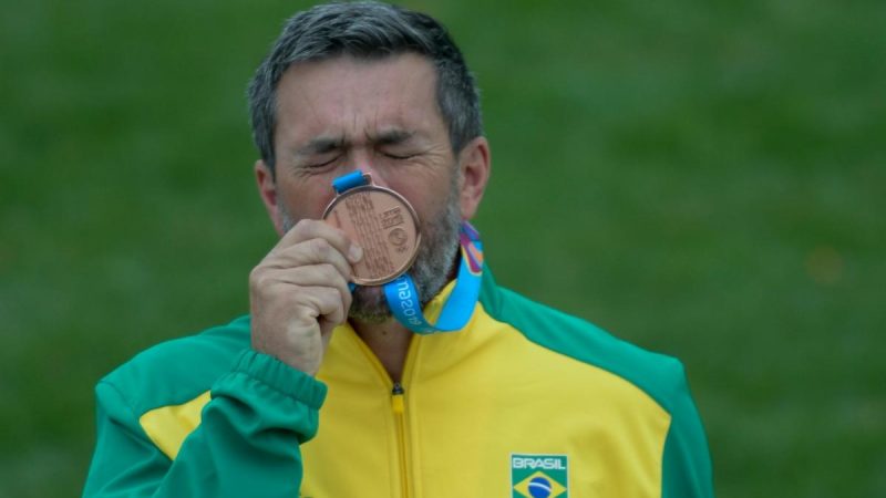 O atirador brasileiro Roberto Schmits ficou com a medalha de bronze na competição fossa olímpica no Pan-americano de Lima, Peru