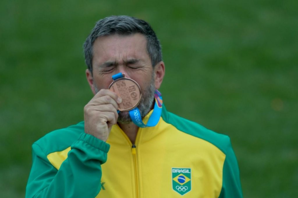 O atirador brasileiro Roberto Schmits ficou com a medalha de bronze na competição fossa olímpica no Pan-americano de Lima, Peru