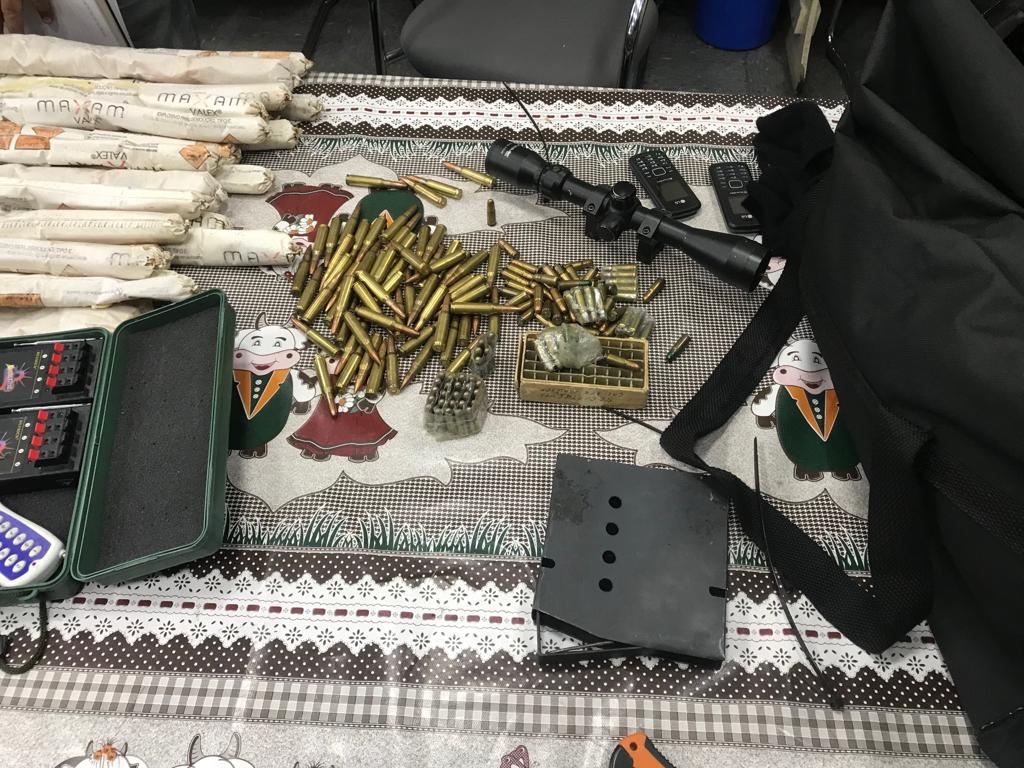 Armas, munições e explosivos encontrados com criminosos