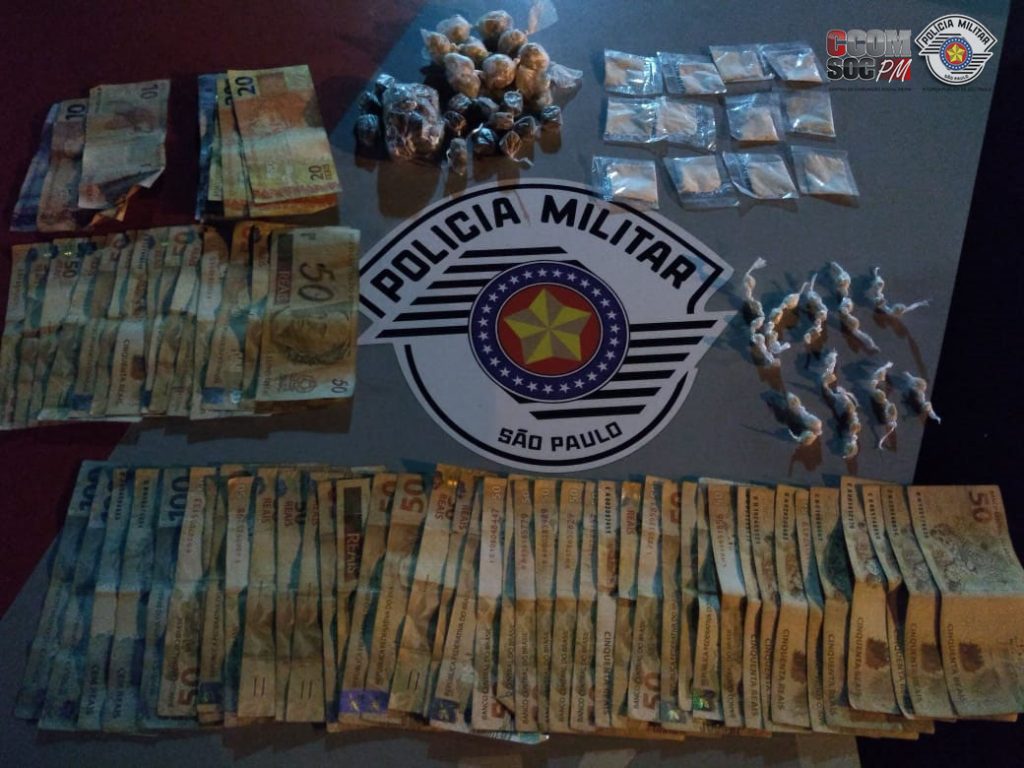 Dinheiro, crack, maconha e cocaína apreendidos em São Vicente, no lucrativo comércio ilegal de droga.