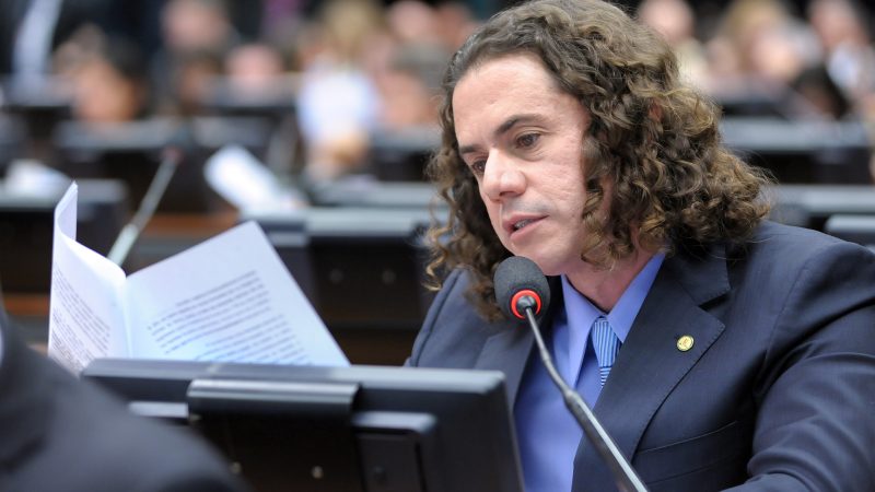 O projeto defende a o fim dos chamados crimes de honra, que não necessitam estar no Código Penal mas sim, pois já são atendidos por outras áreas do Direito