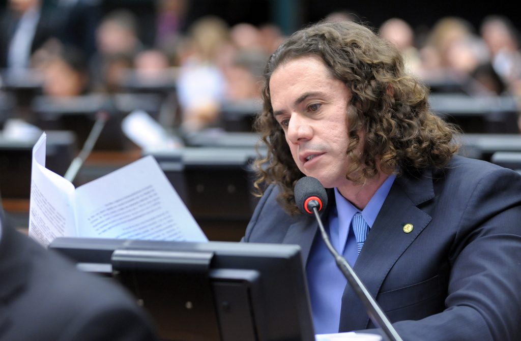 O projeto defende a o fim dos chamados crimes de honra, que não necessitam estar no Código Penal mas sim, pois já são atendidos por outras áreas do Direito