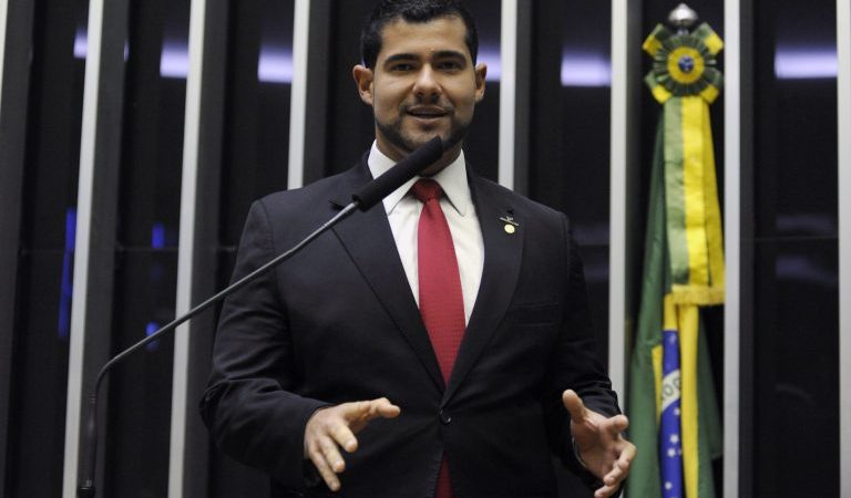 A Câmara vai votar o substitutivo do deputado Alexandre Leite que amplia a permissão para porte de armas e disciplina o registro de colecionadores