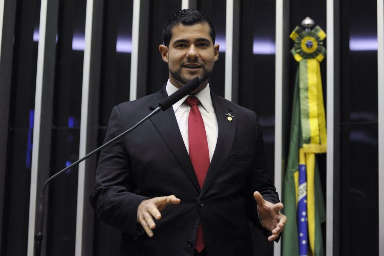 A Câmara vai votar o substitutivo do deputado Alexandre Leite que amplia a permissão para porte de armas e disciplina o registro de colecionadores