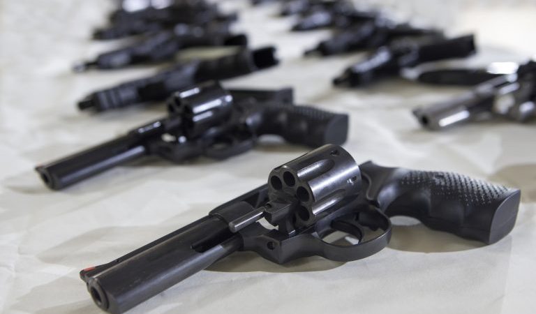 A Câmara dos Deputados aprovou na noite de quarta-feira projeto que muda o Estatuto do Desarmamento autorizando a posse de arma em toda propriedade rural