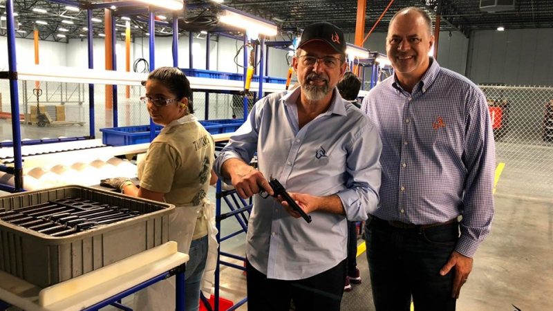A brasileira Taurus iniciou a produção em sua fábrica no estado americano da Geórgia. A nova fábrica tem capacidade de produzir 800 mil armas por ano