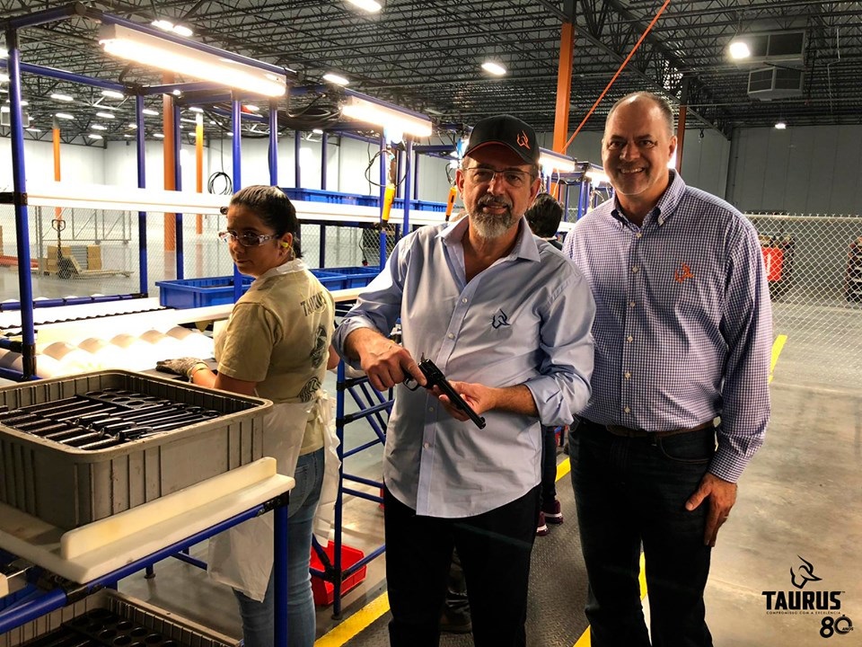 A brasileira Taurus iniciou a produção em sua fábrica no estado americano da Geórgia. A nova fábrica tem capacidade de produzir 800 mil armas por ano