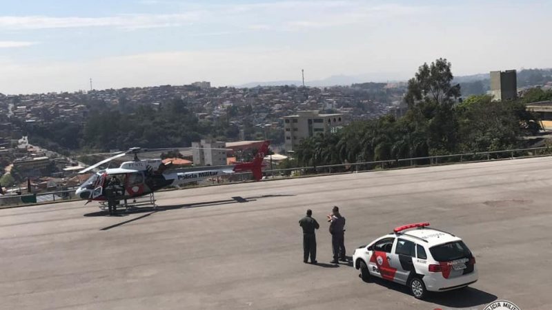 O helicóptero Águia da Polícia Militar transportou um coração para transplante de Cotia para São Paulo nesta quinta-feira