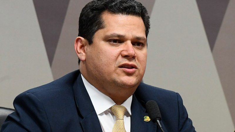 O presidente do Senado, Davi Alcolumbre, apresentou projeto que obriga o preso por crime violento ou hediondo use tornozeleira no 'saídão'
