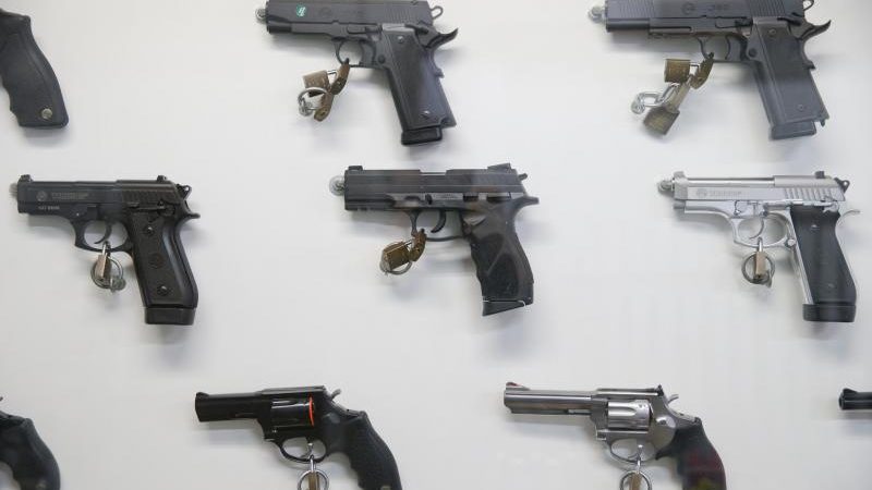 As armas autorizadas em Santana Catarina em 2019 bateram recorde. Uma arma de fogo é registrada a cada 35 minutos no Estado