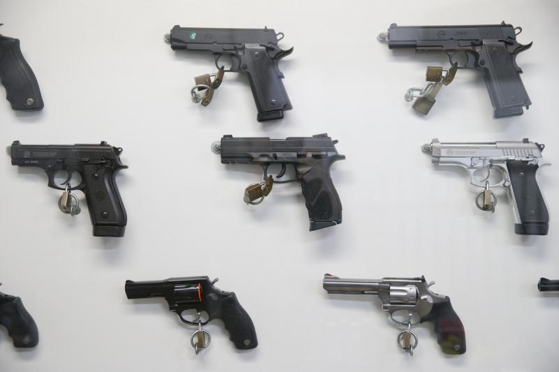 As armas autorizadas em Santana Catarina em 2019 bateram recorde. Uma arma de fogo é registrada a cada 35 minutos no Estado