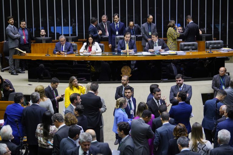 Projeto que amplia o porte de armas pode ser votado nesta quarta-feira, 30 de outubro. Parlamentares divergem quanto a diminuir as exigências para o porte