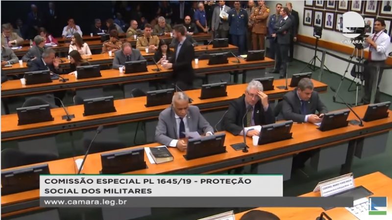 O relatório da comissão que analisa a previdência dos militares será votado nesta quarta-feira, 9 de outubro. O documento incluiu policiais e bombeiros