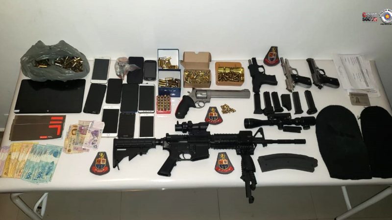 A Polícia Militar encontrou um verdadeiro arsenal em uma casa de swing em São Paulo. Foram apreendidos um rifle de calibre .22, um revólver de calibre .45 e três pistolas de calibres .380 e 7,65