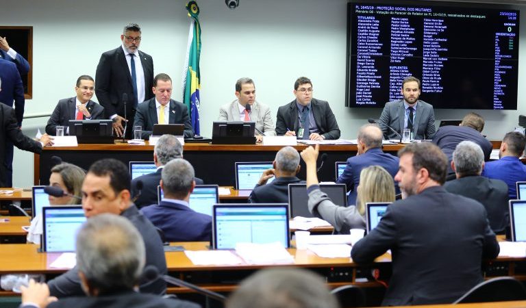 A Comissão especial da Câmara que analisava a proposta do Executivo de previdência dos militares aprovou a reforma das aposentadorias dos PMs e bombeiros