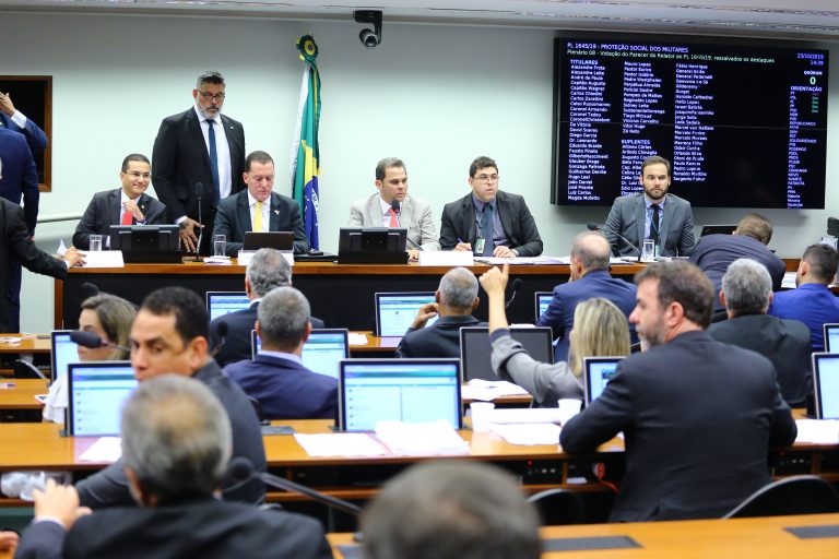 A Comissão especial da Câmara que analisava a proposta do Executivo de previdência dos militares aprovou a reforma das aposentadorias dos PMs e bombeiros