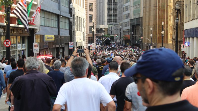 Representantes de várias carreiras dentro da segurança pública se manifestaram na tarde desta segunda contra aumento anunciado por Dória