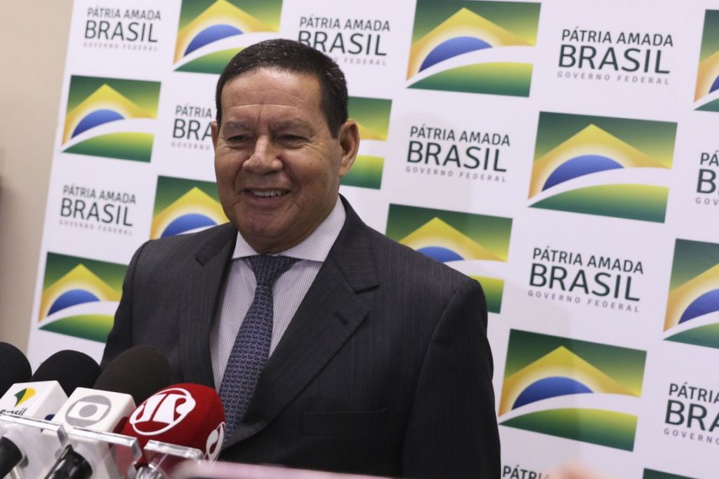 O presidente em exercício, Hamilton Mourão, publicou decreto que autoriza a contratação de militares inativos para trabalhar no INSS