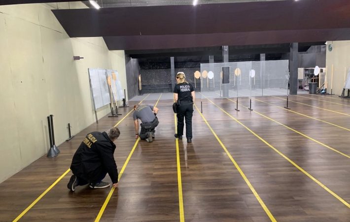 A Polícia Federal fiscaliza instrutores de armamento e tiro credenciados e clubes de tiro devido à suspeitas fornecimento irregular de laudos