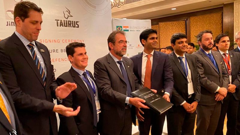 A Taurus assinou com a Jindal, empresa indiana de aço, a criação de uma joint ventures para fabricação de armas na Índia
