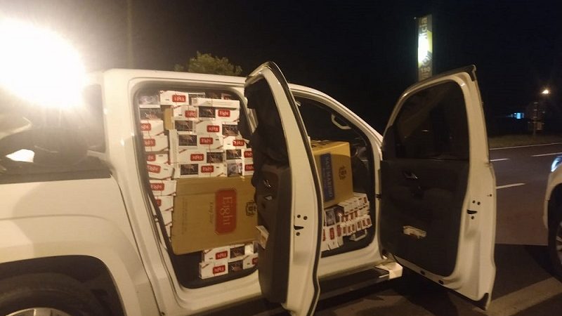 A Polícia Rodoviária de São Paulo prendeu um homem que dirigia uma caminhonete com 22,5 maços de cigarros contrabandeados