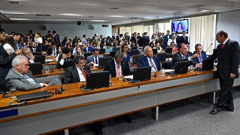 A Comissão de Constituição e Justiça do Senado aprovou projeto que prevê a instalação de botão de pânico em ônibus e micro-ônibus