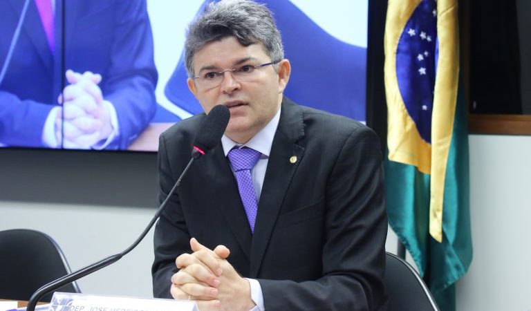 O deputado Jose Medeiros quer que a compra de armas seja centralizada pelo Poder Público e depois distribuída entre os entes federativos