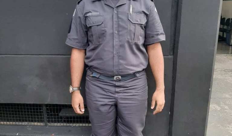 Um jovem foi abordado enquanto usava uma farda da PM para não pagar passagem na zona leste da capital paulista