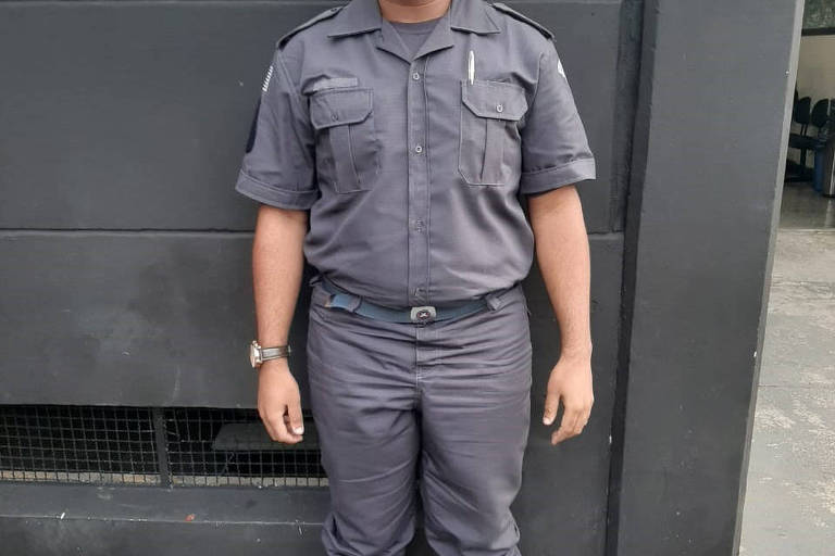 Um jovem foi abordado enquanto usava uma farda da PM para não pagar passagem na zona leste da capital paulista