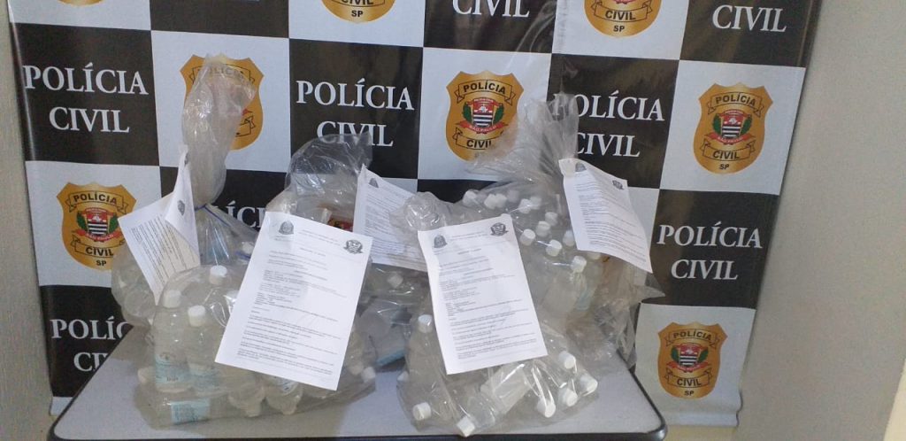 A Polícia Civil apreendeu mais de 100 frascos de álcool gel sem procedência. O número de ocorrências do gênero vem aumentando