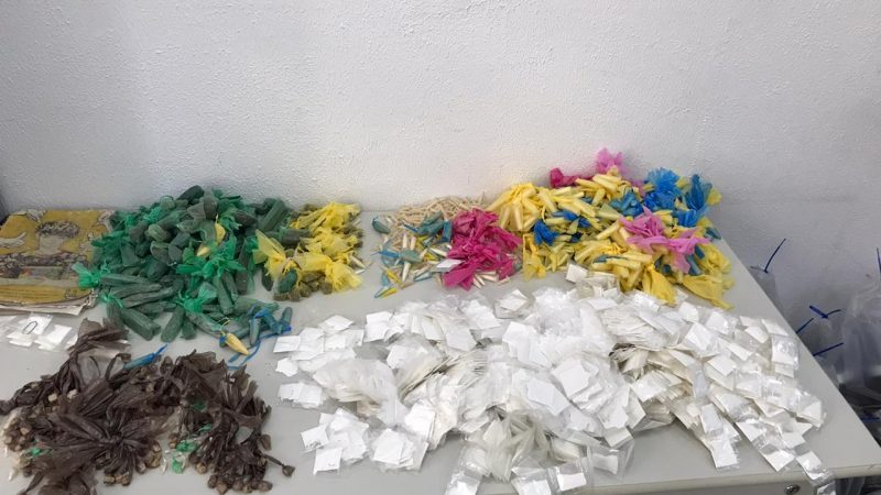 A Polícia Civil de Guarulhos prendeu três homens com 2,5 mil porções de drogas em duas residências no bairro Ponte Alta