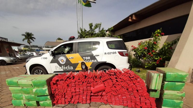A Polícia Militar Rodoviária fez a apreensão de quase uma tonelada de maconha em Pongaí, na região de Bauru