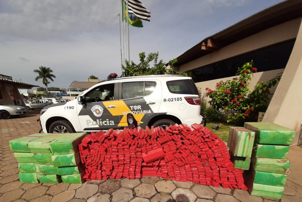 A Polícia Militar Rodoviária fez a apreensão de quase uma tonelada de maconha em Pongaí, na região de Bauru