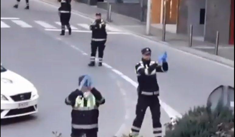 Os policiais de Andorra dançaram Baby Shark enquanto os policiais de Mallorca cantaram e dançaram para moradores em isolamento