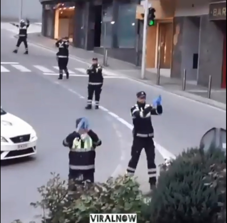 Os policiais de Andorra dançaram Baby Shark enquanto os policiais de Mallorca cantaram e dançaram para moradores em isolamento