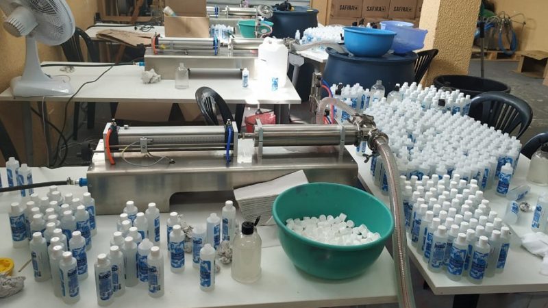 As polícias militar e civil continuam fazendo diversas apreensões e prisões de fabricantes e vendedores de álcool em gel adulterados