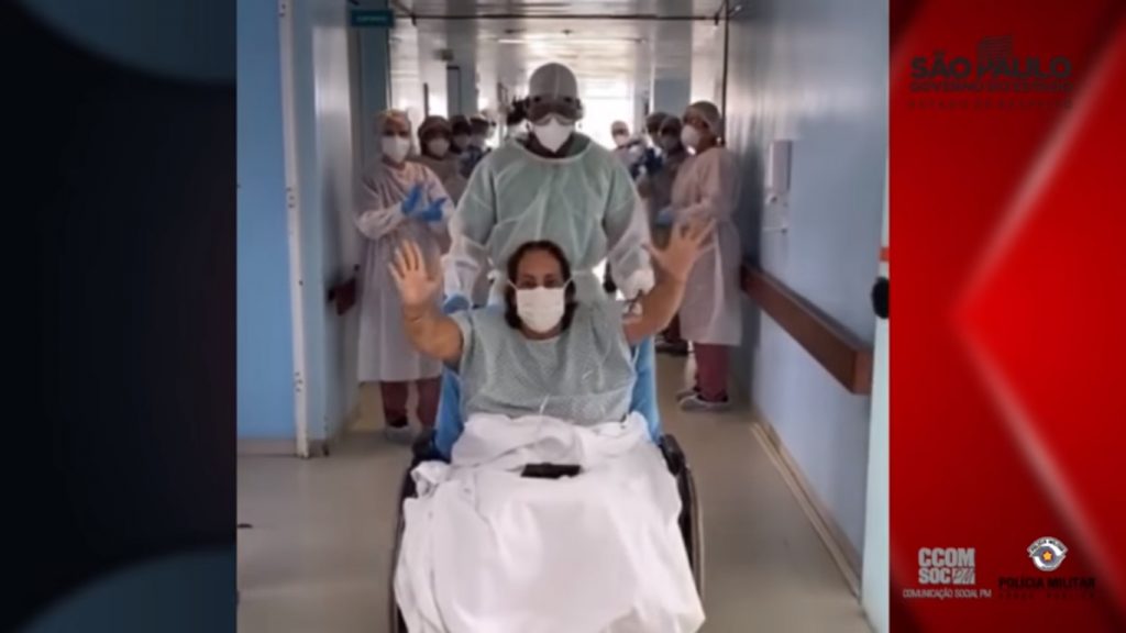 A soldado Andreia, depois de vários dias entubada e necessitando de ventilação mecânica, foi a primeira paciente a ter alta no HPM