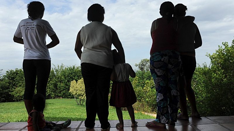 O projeto, que alterou a Lei Maria da Penha, prevê que os agressores passem por centros de reeducação e atenham atendimento psicossocial