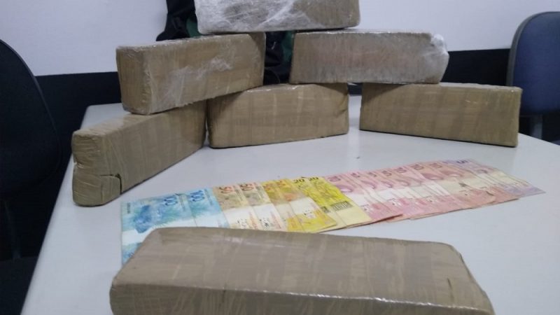 Carro rebaixado com os dois suspeitos chamou a atenção dos policiais, pois aparentava estar pesado. E estava com 200 quilos no porta malas