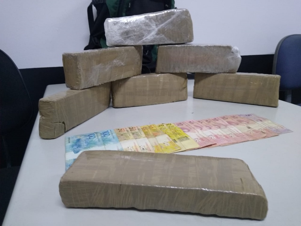 Carro rebaixado com os dois suspeitos chamou a atenção dos policiais, pois aparentava estar pesado. E estava com 200 quilos no porta malas