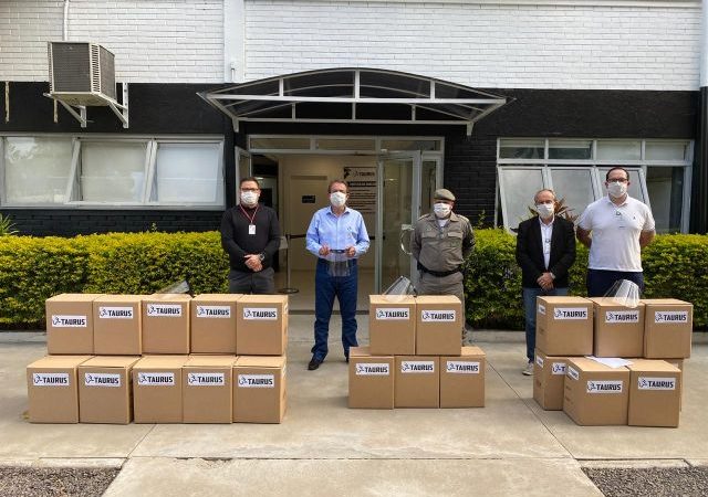 A Taurus iniciou nesta quarta-feira, 8, a entrega do lote inicial dos protetores faciais que a empresa está montando em parceria com o Exército