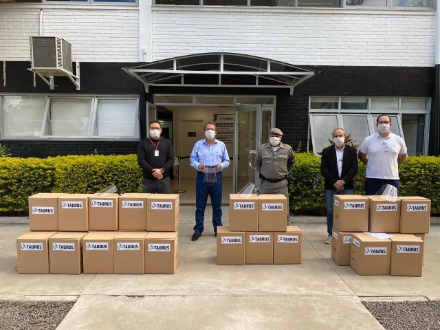 A Taurus iniciou nesta quarta-feira, 8, a entrega do lote inicial dos protetores faciais que a empresa está montando em parceria com o Exército