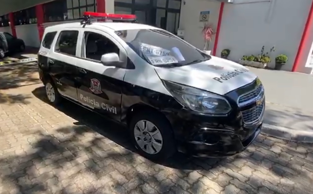 A Polícia Civil investigava uma viatura clonada e acabou encontrando outra, que estava na posse de um homem que a usava para cometer crimes