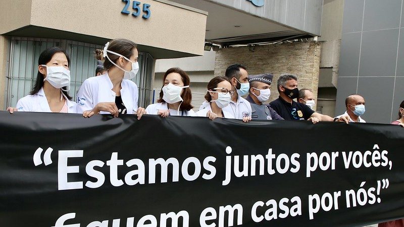 Profissionais da saúde e da segurança pública, que estão na linha de frente no combate ao Covid-19, pediram que a população fique em casa