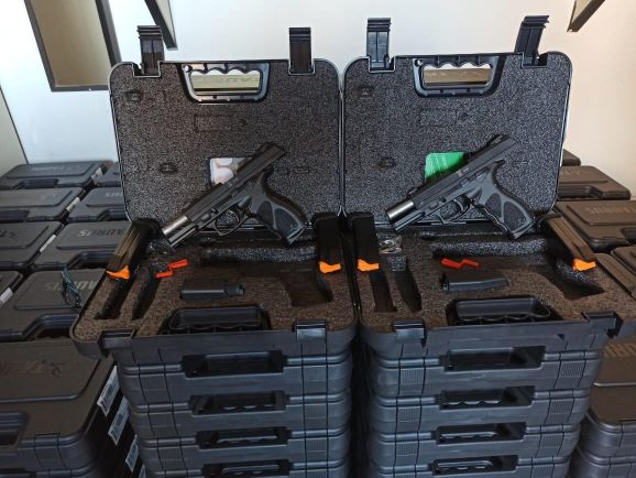 A fabricante de armas gaúcha Taurus foi até o Espírito Santo entregar as 230 novas pistolas TH40 para os agentes municipais