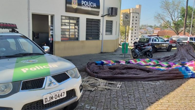 Os policiais perceberam o balão em queda e durante as buscas, conseguiram prender quatro indivíduos pelo crime ambiental