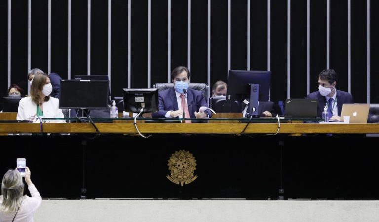 O presidente da Câmara acredita que a sociedade é contra o armamento da população, opinião divergente da do presidente