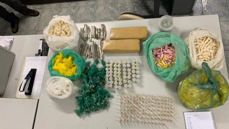 Rota prende homem que mantinha drogas em fundo falso no piso do quarto